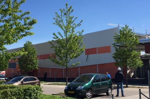 Contour van de sporthal is goed zichtbaar