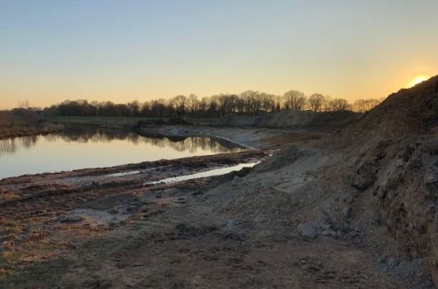 Naast het gebouw wordt een steiger gemaakt 